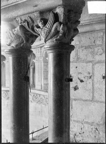 Intérieur : choeur, colonnes à chapiteaux sculptés d'une baie du triforium