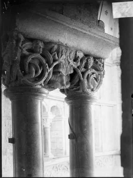 Intérieur : choeur, colonnes à chapiteaux sculptés d'une baie du triforium