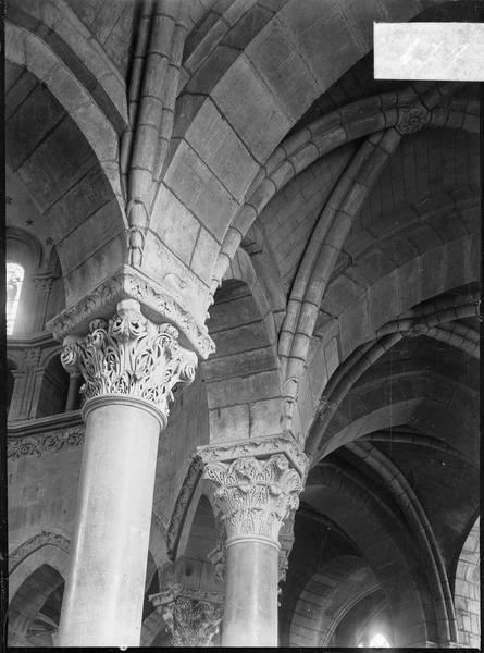 Intérieur : détail des voûtes et colonnes à chapiteaux sculptés entre le déambulatoire et le choeur