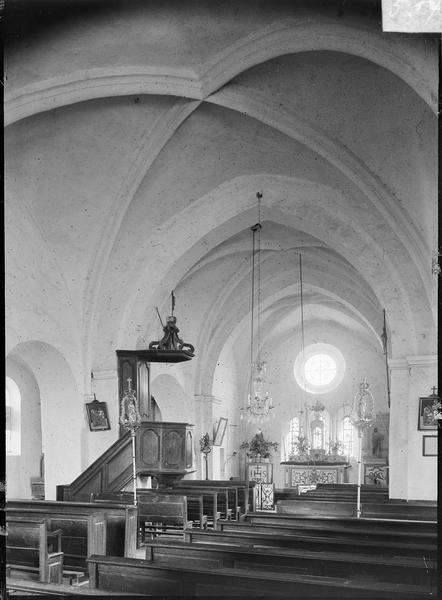 Intérieur : choeur depuis la nef, avec chaire à prêcher