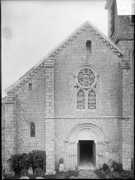 Façade ouest avec baie géminée surmontée d'une rosace