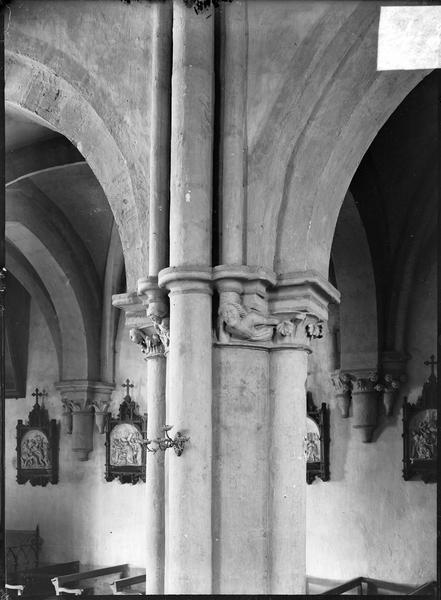 Intérieur : nef, colonnes à chapiteaux sculptés représentant des têtes humaines