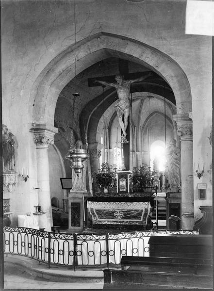 Intérieur : avant-choeur avec Christ en croix