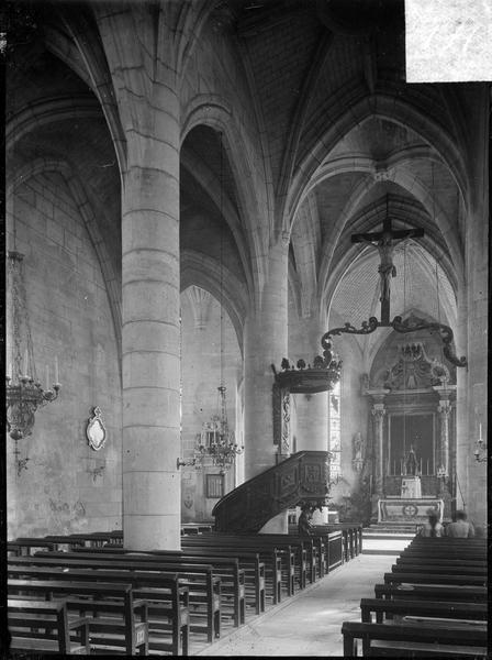 Intérieur : nef avec chaire à prêcher vers le choeur