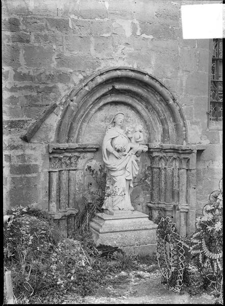 Niche avec statue de la Vierge à l'Enfant