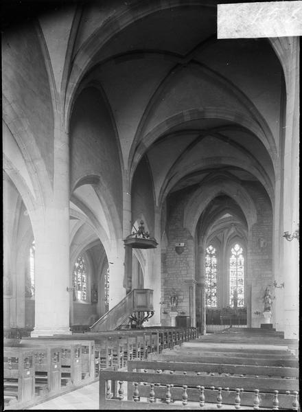 Intérieur : nef avec chaire à prêcher ver le choeur