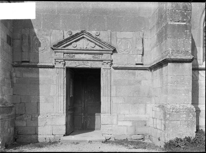 Porte sud à pilastres et fronton