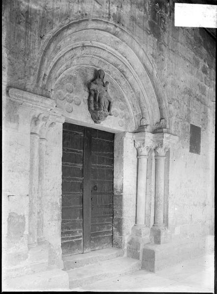 Portail sous porche surmonté d'une Pietà