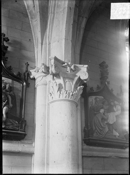 Intérieur : bas-côté, colonne à chapiteau sculpté et tableaux