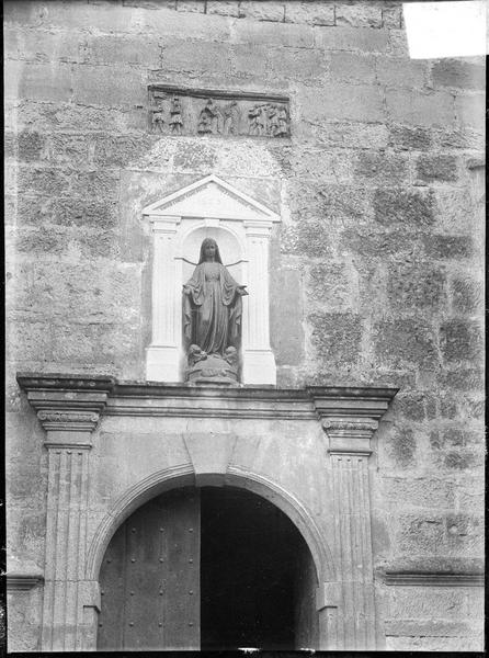 Porte nord surmontée d'une niche avec statue de la Vierge et frise historiée