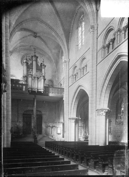 Intérieur : nef vers l'entrée surmontée d'un orgue de tribune