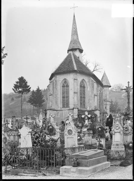 Ensemble est, cimetière au premier plan