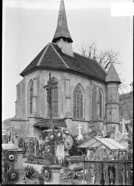 Ensemble nord-est, cimetière au premier plan