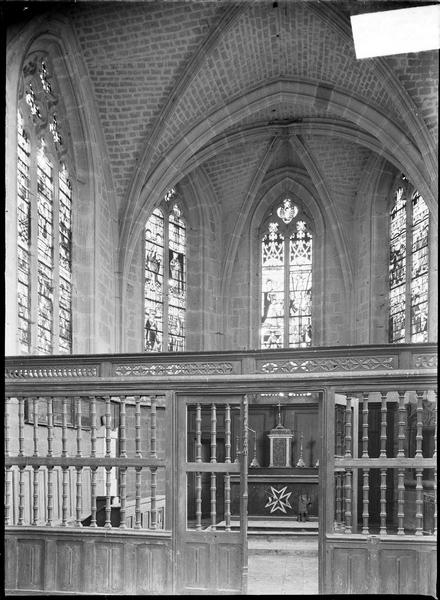 Intérieur : choeur avec clôture en bois