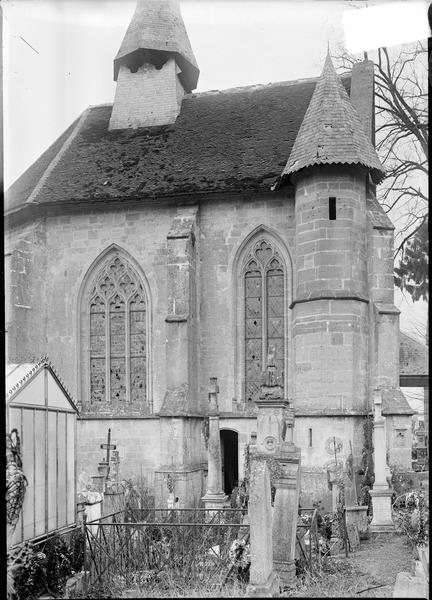 Ensemble nord avec cimetière au premier plan