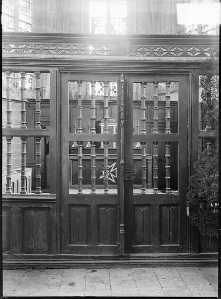 Intérieur : clôture en bois du choeur