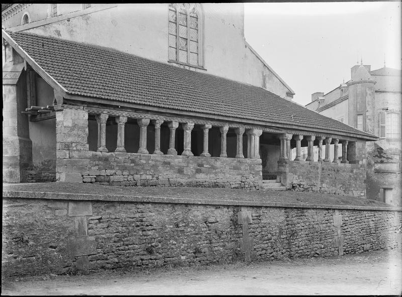 Porche  ouest à colonnades