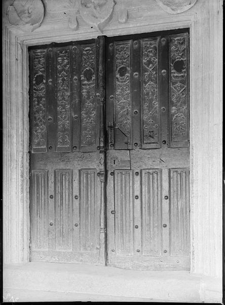 Portail ouest sous porche, porte en bois sculptée