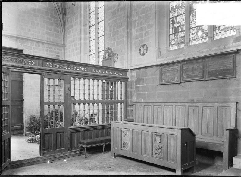 Intérieur : choeur avec clôture en bois