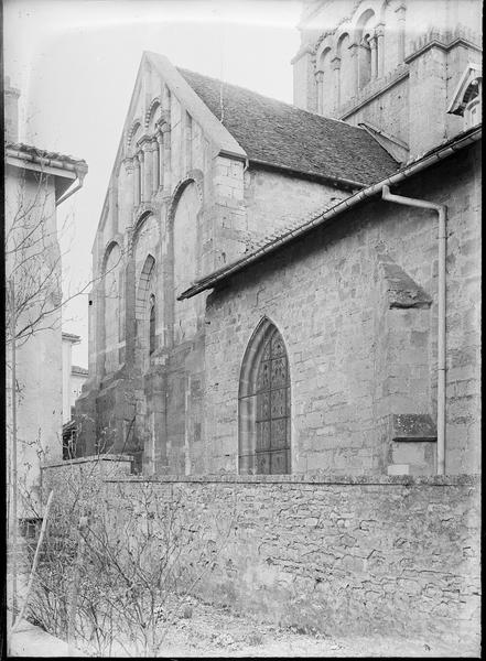 Transept sud, sacristie et base du clocher