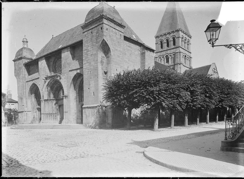 Ensemble sud-ouest avec clocher