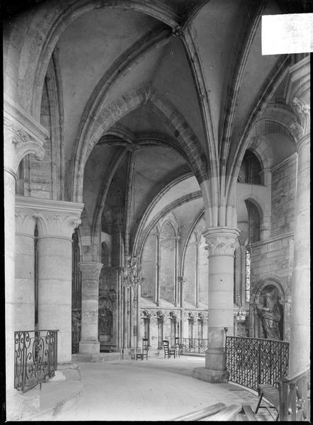 Intérieur : déambulatoire avec chapelle rayonnante