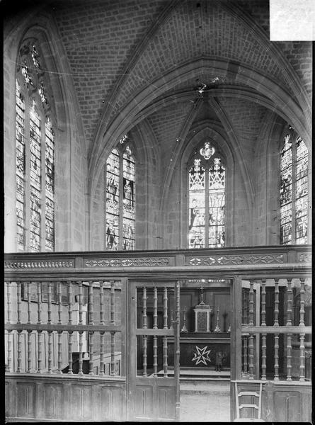 Intérieur : choeur avec clôture en bois