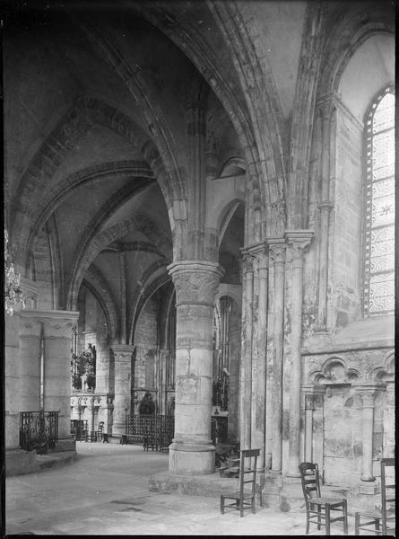 Intérieur : déambulatoire avec chapelles rayonnantes