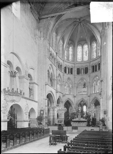 Intérieur : choeur depuis la nef