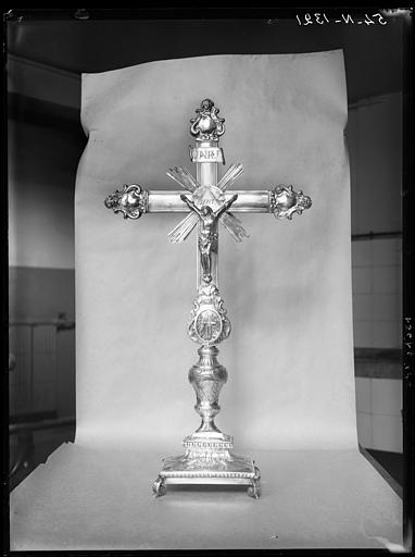 Croix reliquaire en argent : face - © Ministère de la Culture (France), Médiathèque du patrimoine et de la photographie, diffusion RMN-GP