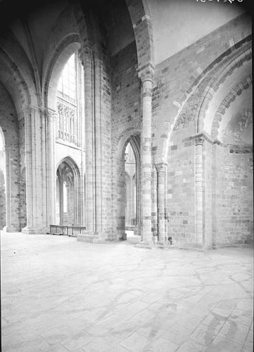 Piles nord-est et sud-est de la croisée : entrée du déambulatoire sud, arcade est du croisillon sud