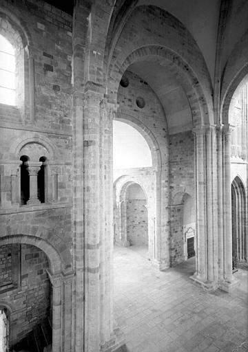 Piles nord-ouest et nord-est de la croisée : entrée du déambulatoire nord, arcade est du croisillon nord