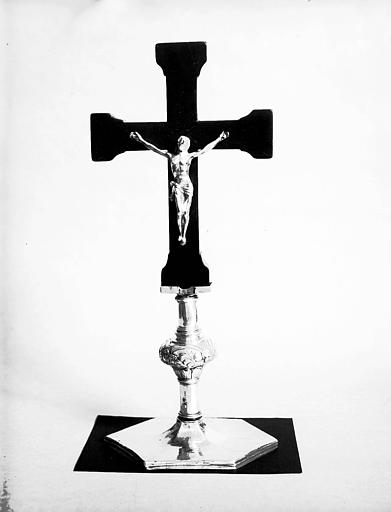 Croix d'ébène servant de support au Christ et au pied d'argent provenant d'une crosse reliquaire