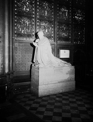 Chapelle axiale : statue orante en pierre du Cardinal de Gondi, évêque de Paris, 1616