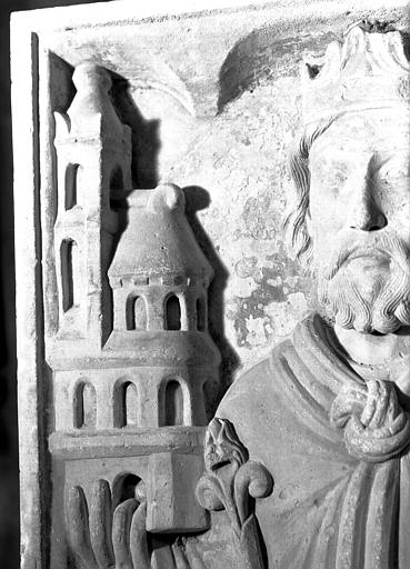 Tombeau de Childebert Ier : la maquette de l'église abbatiale ou celle de Saint-Germain-des-Prés à Paris (supposé)