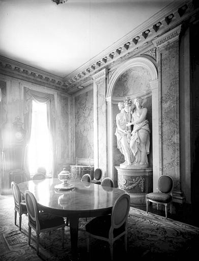 Rez-de-chaussée : salle à manger côté fenêtre