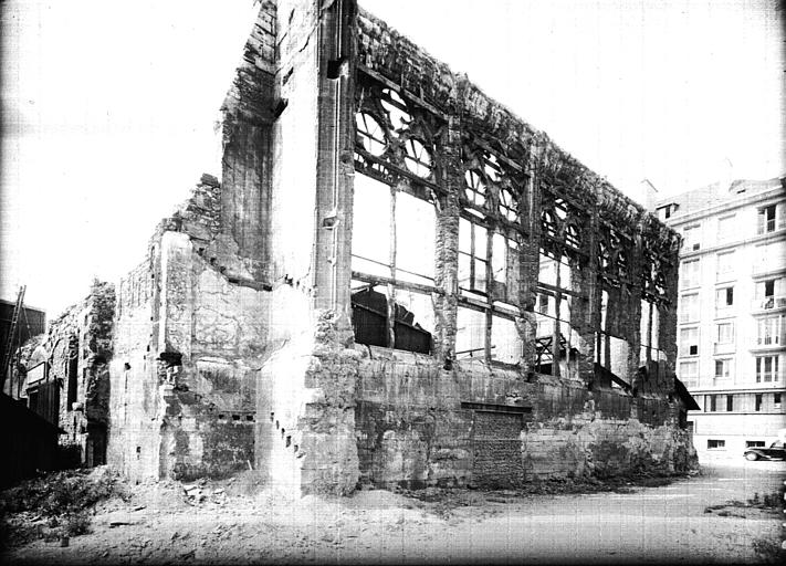 Eglise transformée en garage, état de démolition le 3 septembre 54 : pan de mur à ouvertures gothiques