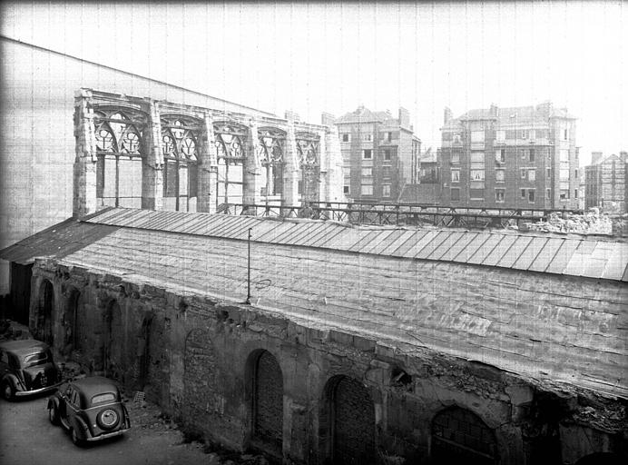 Eglise transformée en garage, état de démolition le 3 septembre 54 : ensemble latéral