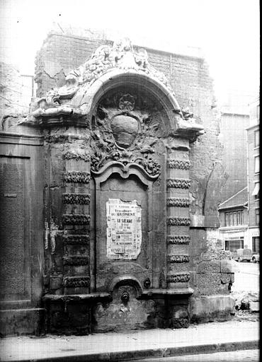 Eglise transformée en garage, état de démolition le 3 septembre 54 : fontaine attenante à l'ensemble