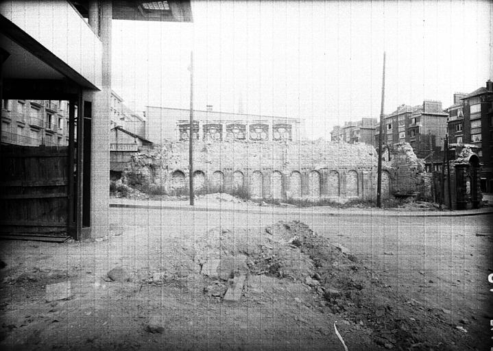 Eglise transformée en garage, état de démolition le 3 septembre 54 : fontaine attenante à l'ensemble