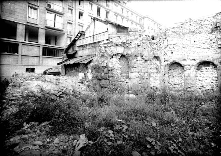 Eglise transformée en garage, état de démolition le 3 septembre 54 : fontaine attenante à l'ensemble