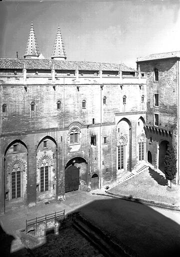 Cour d'honneur, façade ouest, aile des grands dignitaires