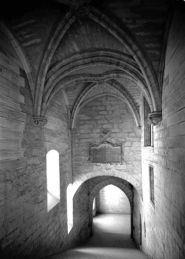 Escalier d'honneur montant à la chapelle de Clément VI