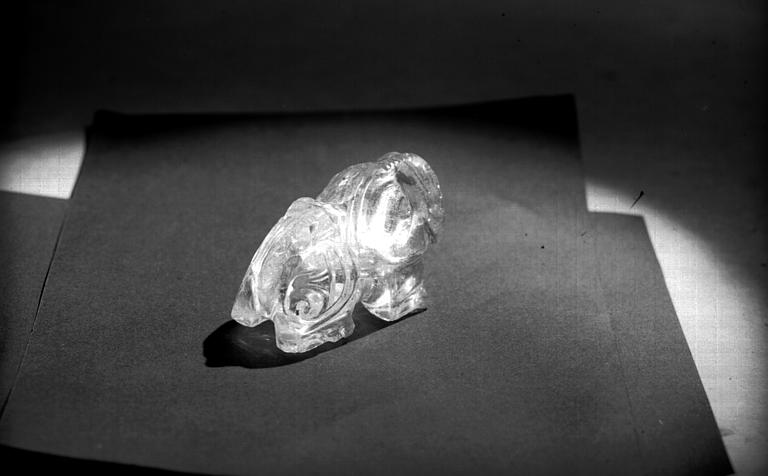 Petit lion en cristal de roche d'époque fatimides : trois-quart dos