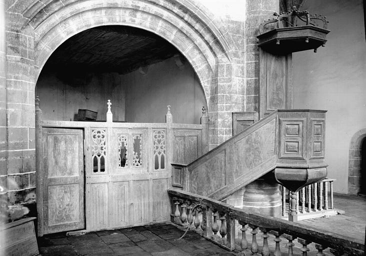 Clôture de la chapelle servant de sacristie en bois sculpté du 15e siècle et chaire à prêcher