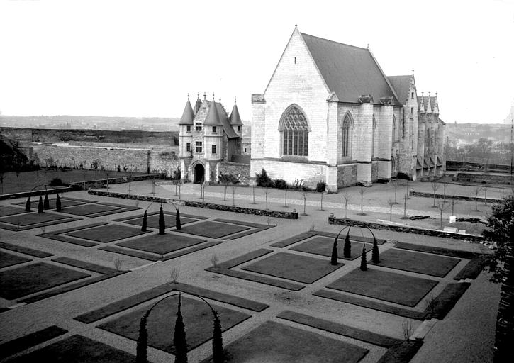 Chatelet et chapelle : ensemble nord-est