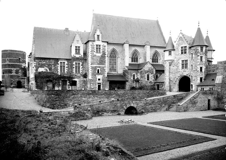 Logis, chapelle et chatelet : ensemble sud