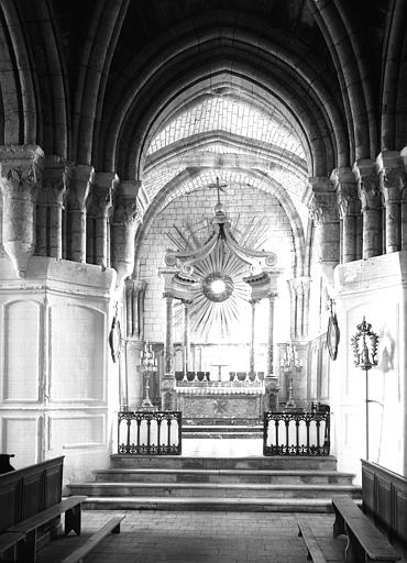 Intérieur : choeur et maître-autel à baldaquin