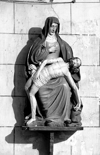 Groupe en bois peint : Vierge de Pitié