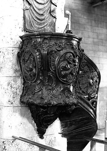 Chaire à prêcher en bois sculpté, époque Louis XV : cuve